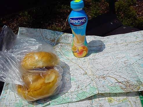 Śniadanie na ławeczce, zakupy poczynione w miejscowym sklepiku