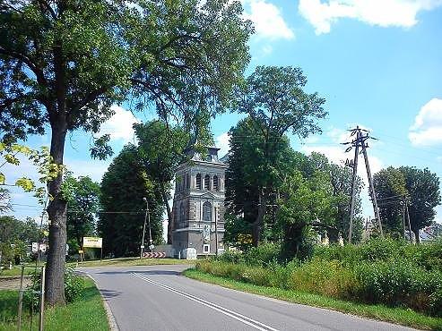Widok na kościół w Rokitnie