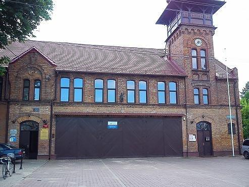OSP w Błoni , pomiędzy drugim i trzecim oknem ponad wjazdami figura świętego Floriana patrona m.in. strażaków