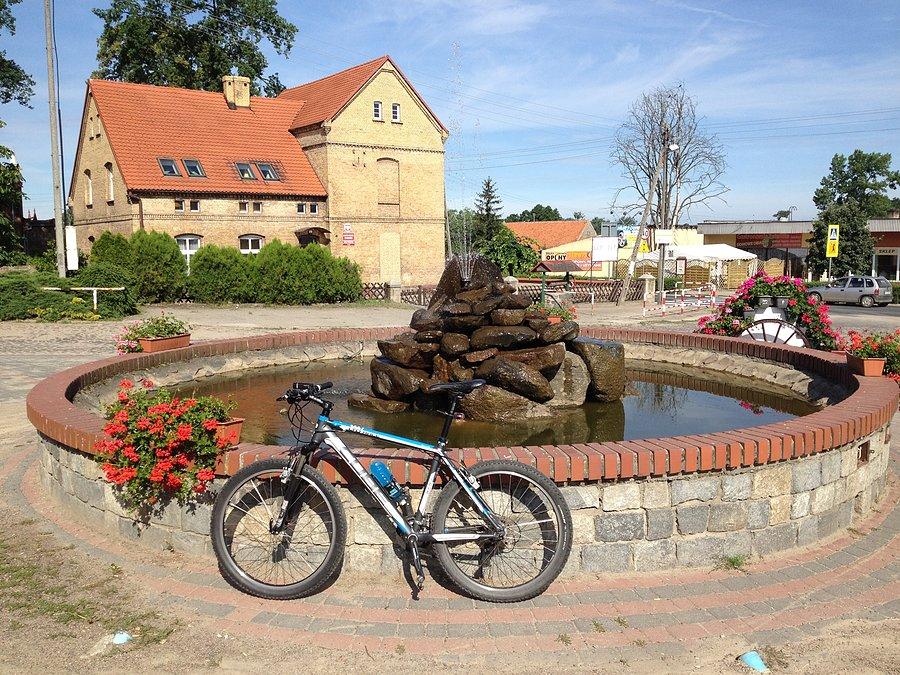 Przed fontanną w centrum Roska