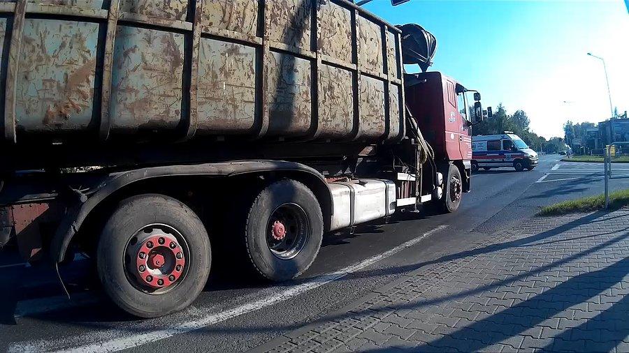 Pogotowie na sygnale, niektórzy mieli je głęboko w poważaniu... na szczęście pan w ciężarówce był rozsądny... zatrzymał się