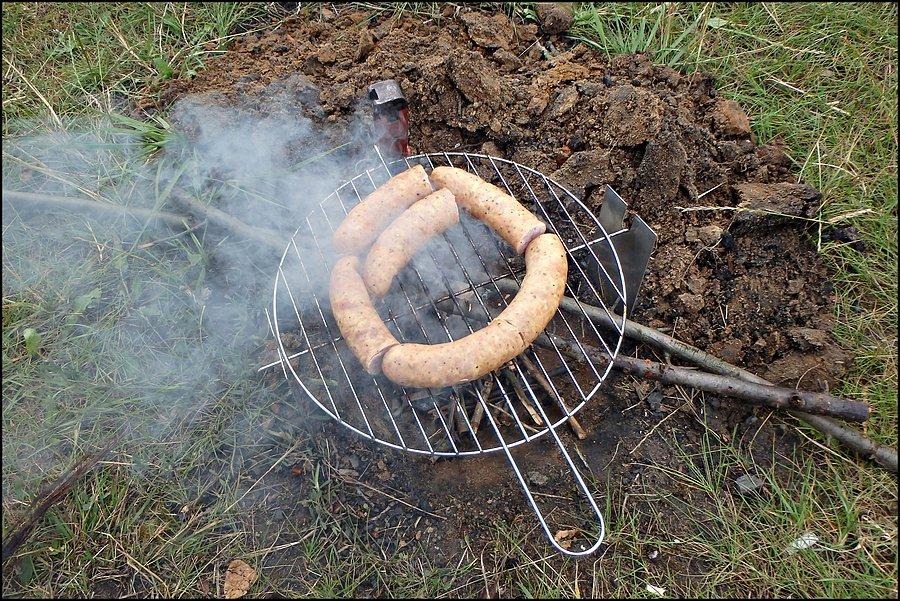 Konstrukcja utrzymuje kiełbaski :)