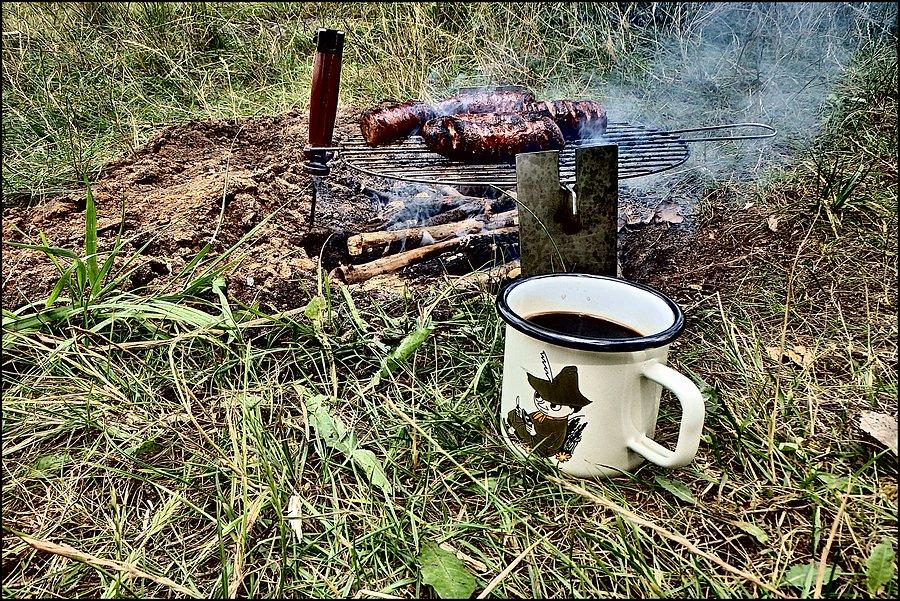 Kawa z ogniska w kubeczku z Włóczykijem