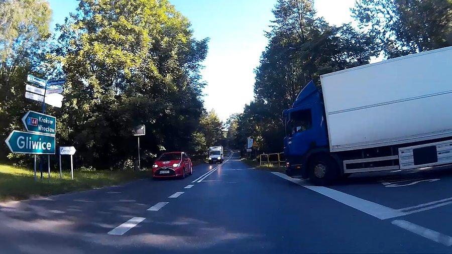 Ciężarówka na skrzyżowaniu
