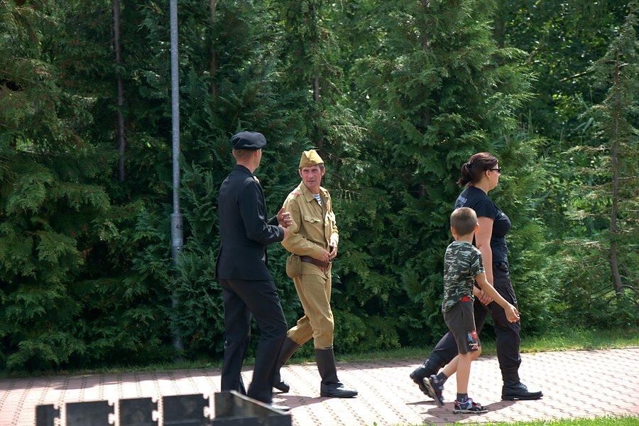 Grupy rekonstrukcyjne kręcą się w historycznych mundurach
