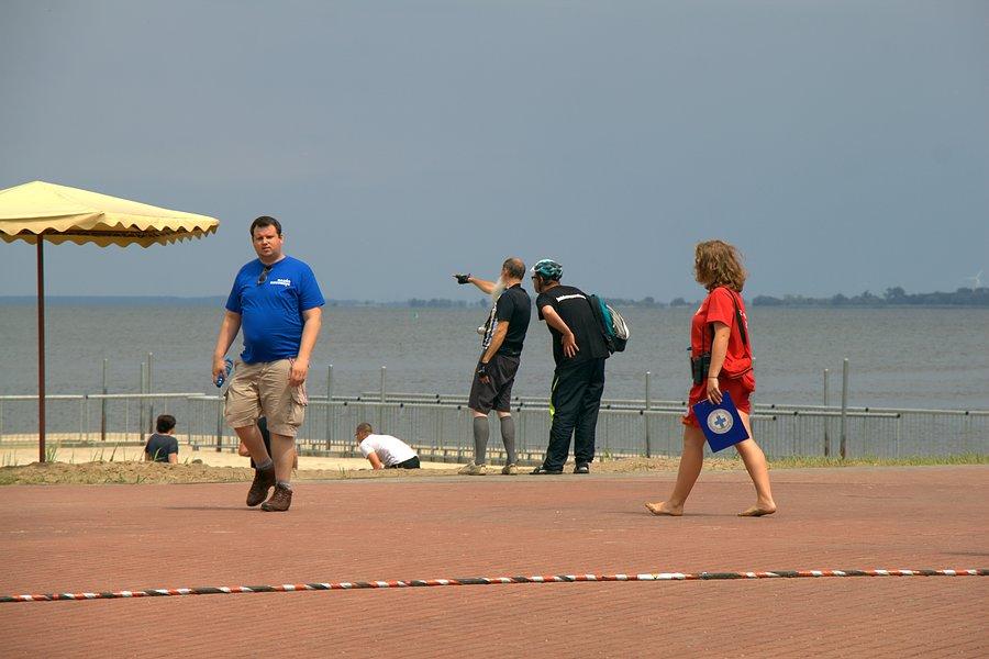 Siwobrody pokazuje Przemkowi Zalew i objaśnia jak biegnie tor wodny do portów