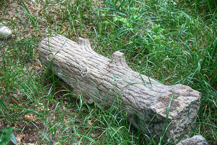 Ciekawe elementy nagrobnej archotektury