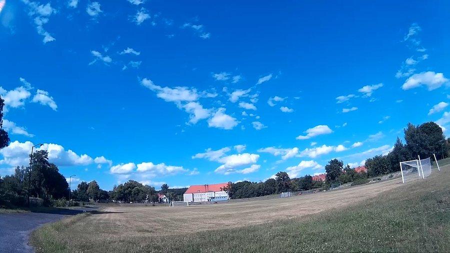 Dzisiaj brakuje jakiegoś planu przy projektowaniu osiedli... stawiają tylko domy, zapominając o sklepach, przedszkolach, szkołach, czy zwykłym placu zabaw... za to wszędzie jest beton i płoty... jak w zoo