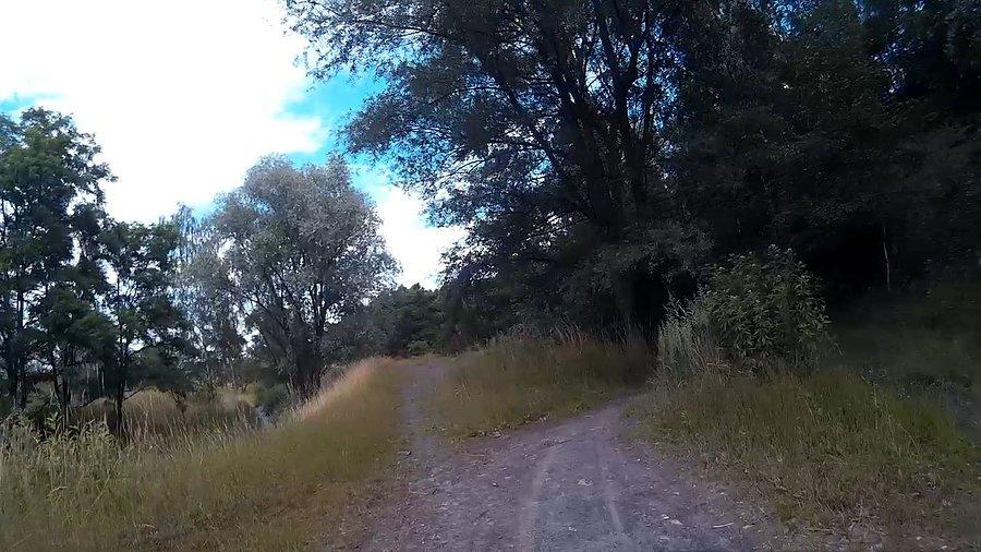 Na ścieżce na nasypie kolejowym