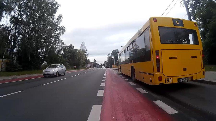 Na prawie każdym przystanku czekał aż przejadę