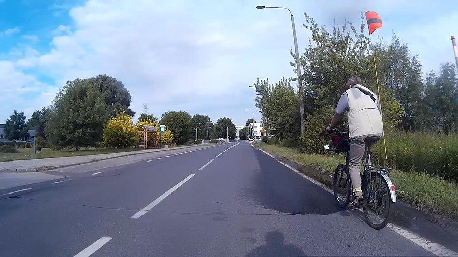 Zaciekawiła mnie konstrukcja jego lusterek
