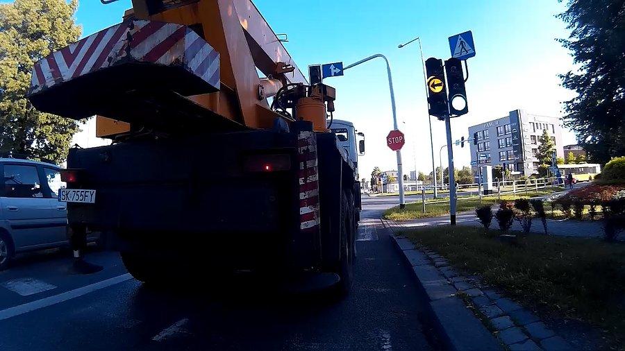Stoi na skrzyżowaniu