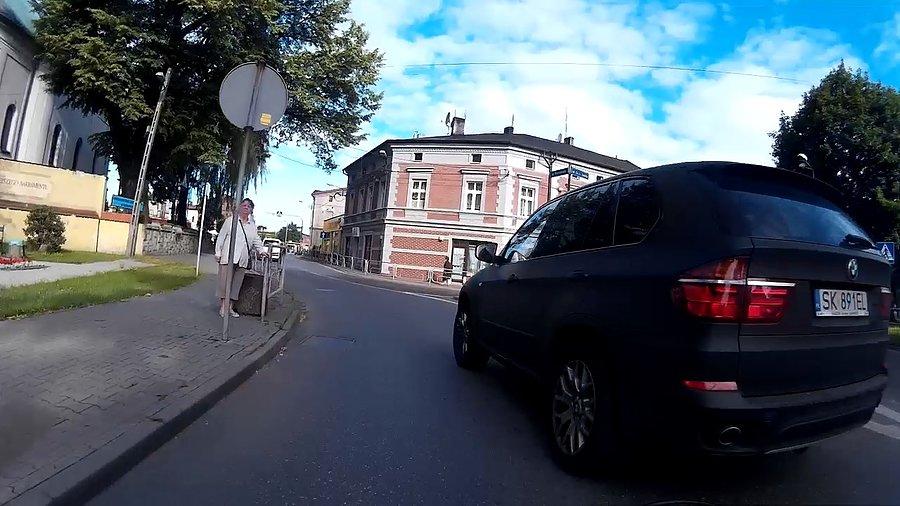 Głupek który wyprzedzał mnie na rondzie/skrzyżowaniu, na ciągłej z prawej strony