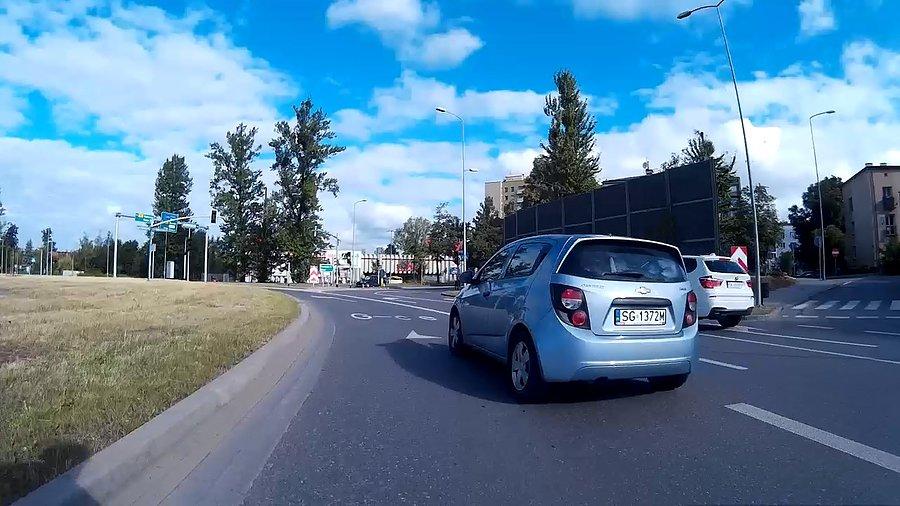 Następny mistrz wyprzedzania z prawej na rondzie