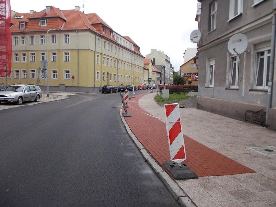 Czerwony dziwoląg na Kosynierów Gdyńskich
