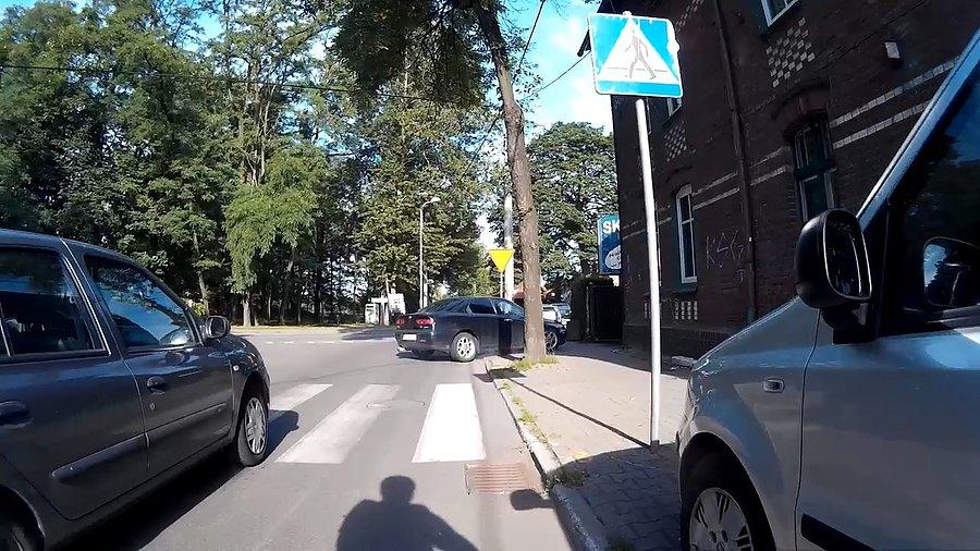 Mistrz wjeżdżania do placu z piskiem opon - S7 Artur