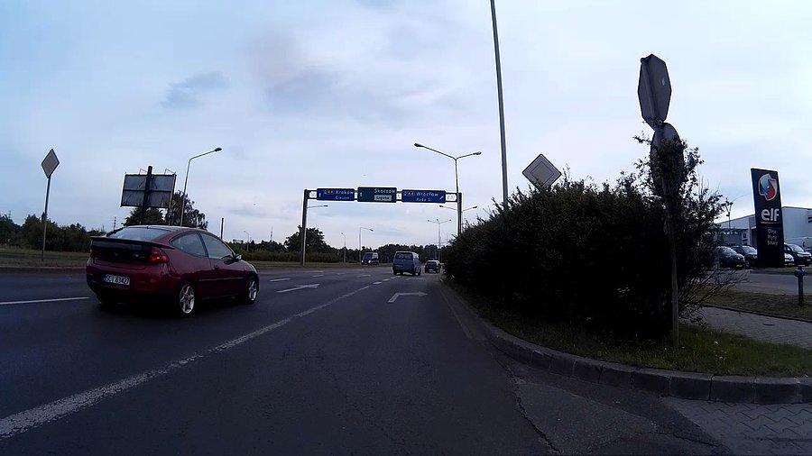 Jedna z bardziej obrzydliwych dróg w Katowicach, niby jest ograniczenie do 50, ale kto by się tego trzymał