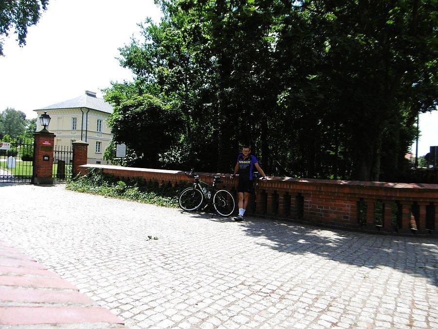 Przed parkiem w Dobrzycy
