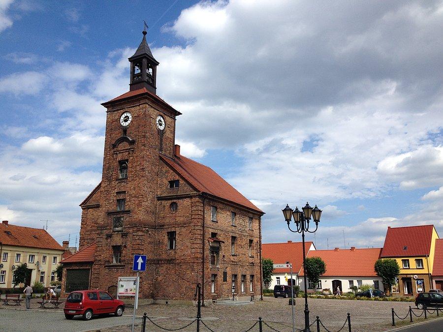 Zabytkowy ratusz w centrum Obrzycka