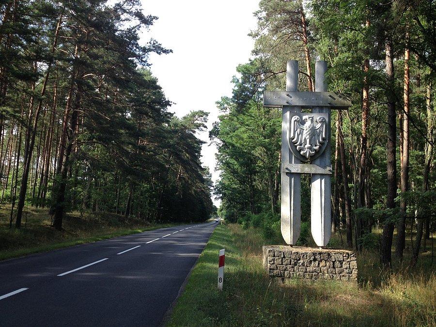 Miecze Grunwaldzkie - stoją przy wjazdach do byłego województwa pilskiego