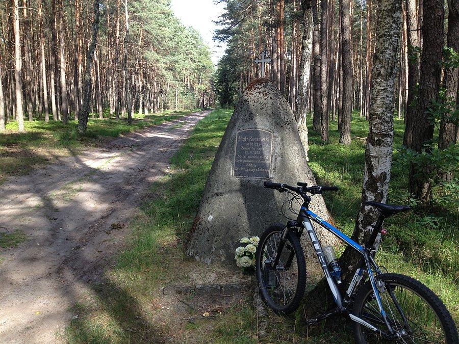 Pomnik leśniczego - na trasie Klempicz - Miłkowo