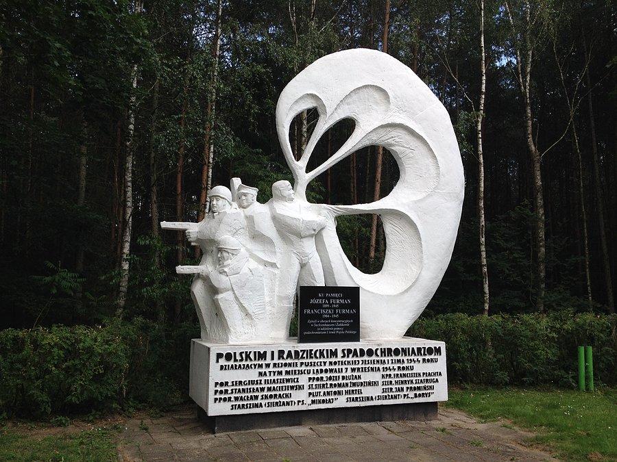 Przed pomnikiem spadochroniarzy (pomnik odnowiony po zniszczeniu przez wandali)