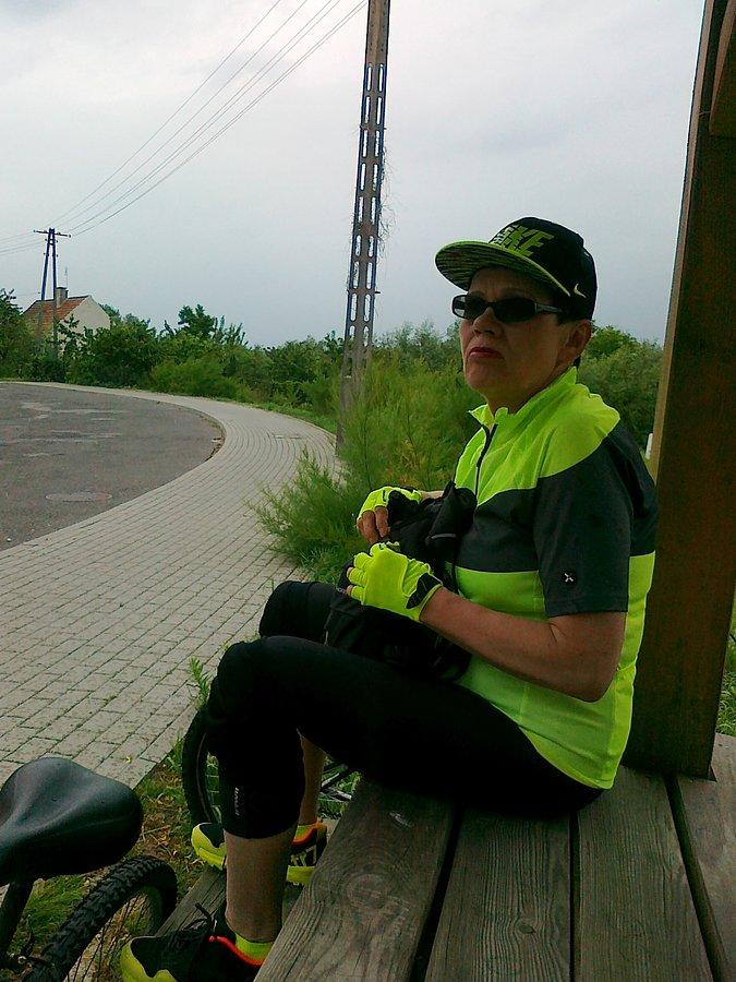 W Nieszawie złapał nas deszcz. Postój pod wiatą