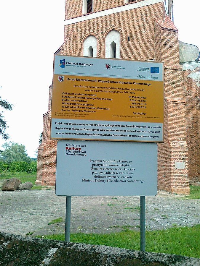 Tablica informacyjna przy kościele