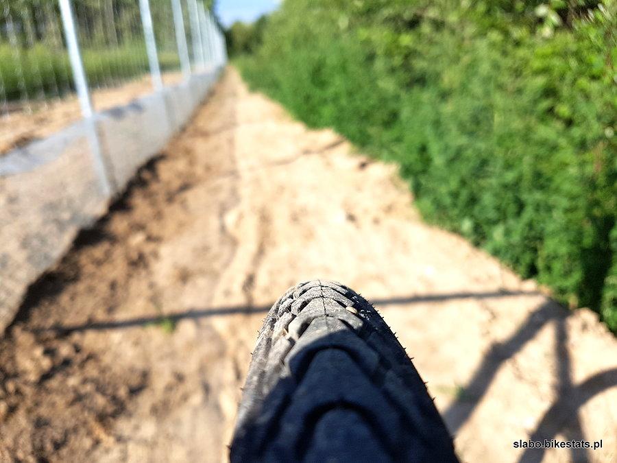 Wschodnia droga nad A1 przed Plichtowem zanika - robi się wąsko i grząsko