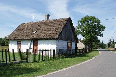 Biała, ze strzechą :)