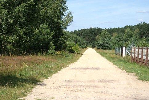 W tym miejscu wg mapy powinien być asfalt, gdzie on jest?