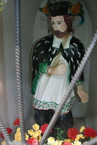 Wnętrze leśnej kapliczki