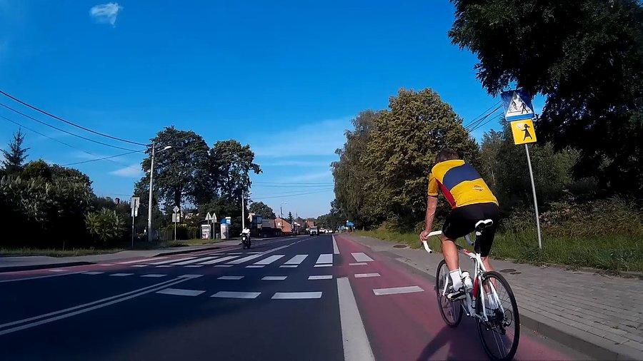 Chyba nie chce mu się jechać, albo jedzie dla lansu.... pomimo zmęczenia nie mam problemów by go wyprzedzić