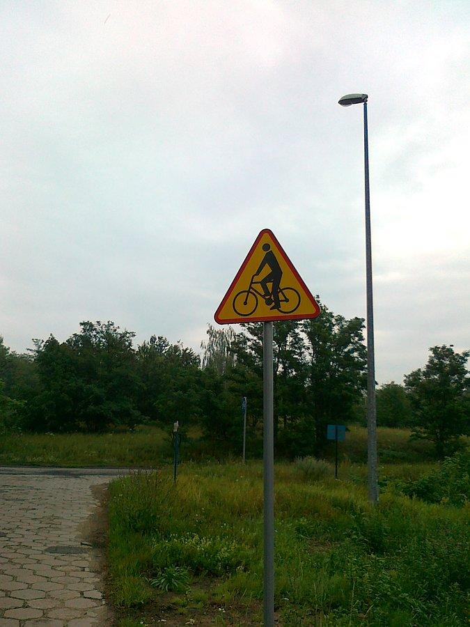 Może takie znaki powinni postawić w Warszawie na niektórych przejazdach rowerowych