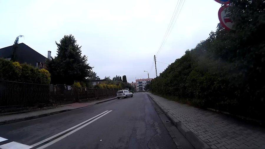 SY 1995C - Samochód rusza z pobocza