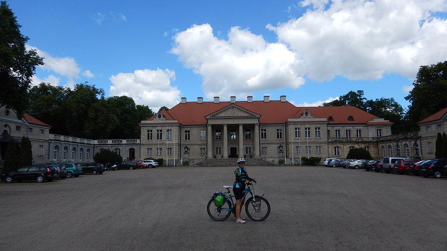 Przed pałacem w Czerniejewie