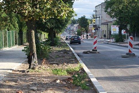 Ul. Warszawska - na wysokości kościoła - dzięki przebudowie, jest węższa o 2 metry, nie będzie tu DDR, ale za to pasy zieleni. Paranoja