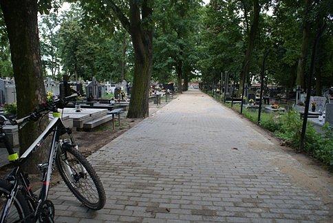 Cmentarz na ul. Smutnej - nowa nawierzchnia w alejkach