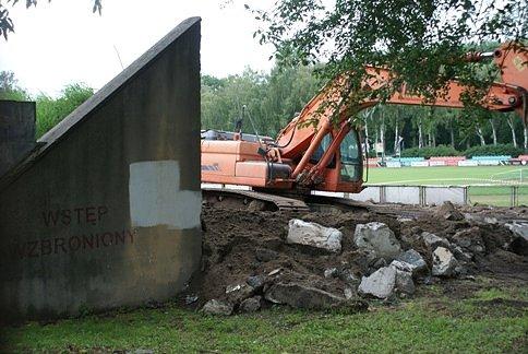 Stadion Lechia Tomaszów na ul. Nowowiejskiej - rozbiórka trybuny głównej