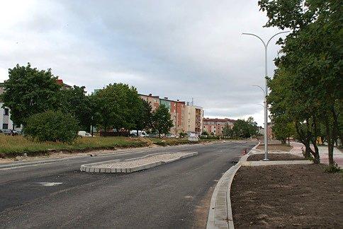 Ul. Oskara Lange - przebudowa - na jezdni widać liczne wyspeki