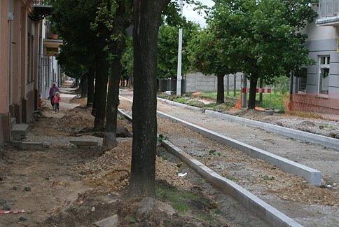 Ul. Krzyżowa - na wysokości kościoła
