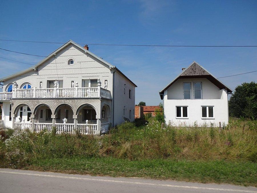 Liczne, opuszczone budynki