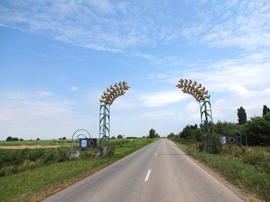 Napotkana pośród pól brama