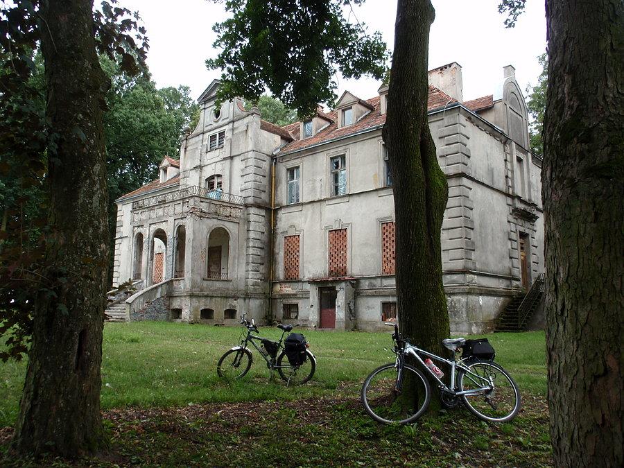 Niszczejący pałac w Gwoździanach