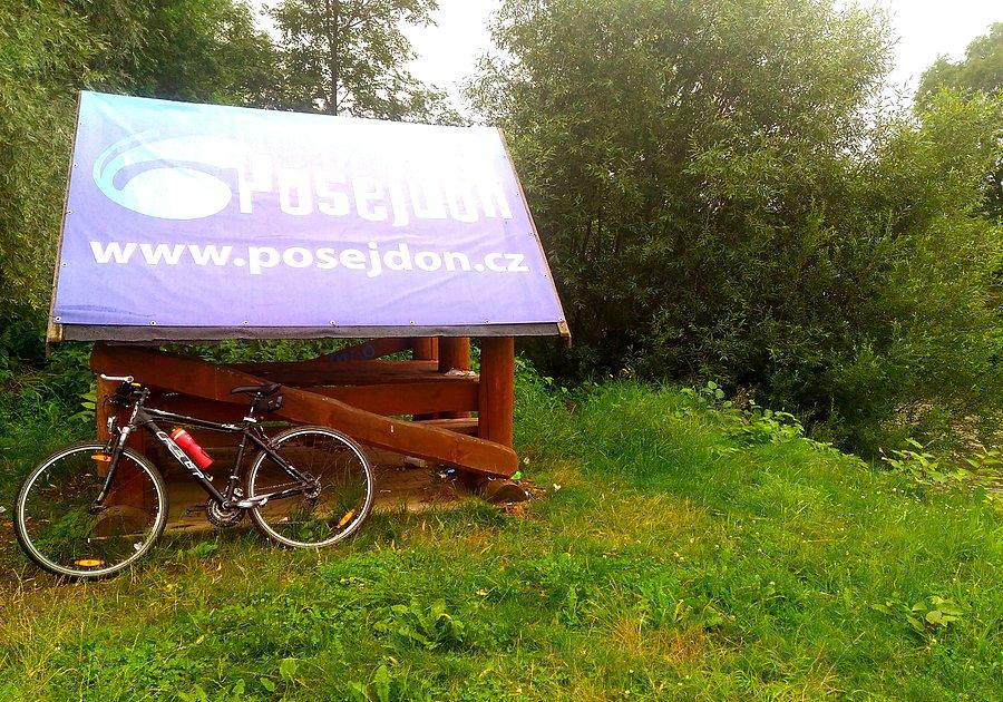 Jeszcze w Czechach, zaraz zjeżdżam na asfalt i jadę do Polski. Pada deszcz
