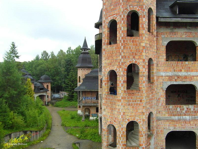 Niedokończony zamek w Łapalicach