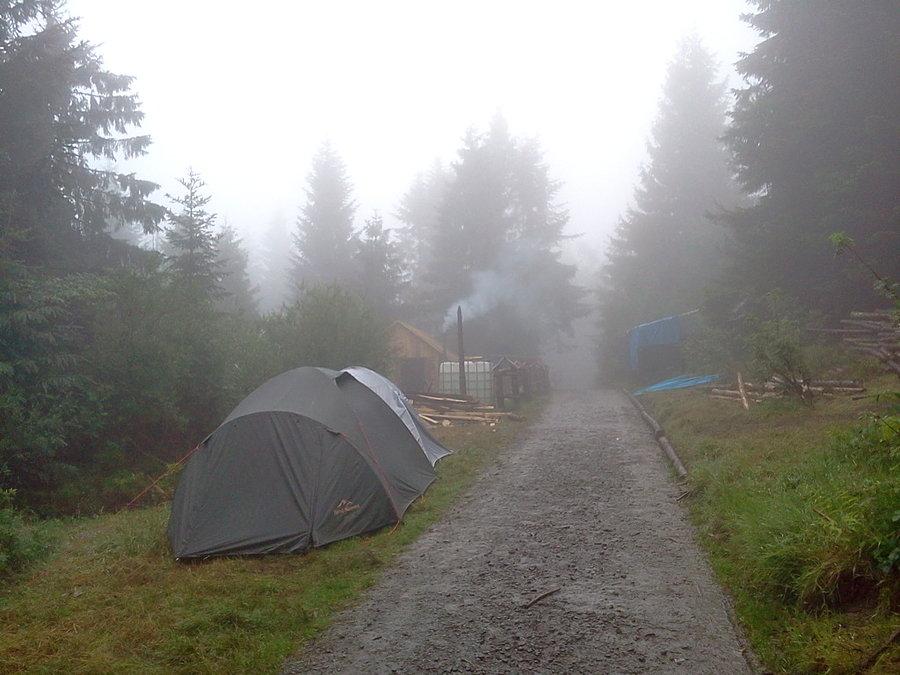 Obozowisko (harcerzy lub innej grupy) na szczycie Jaworzyny