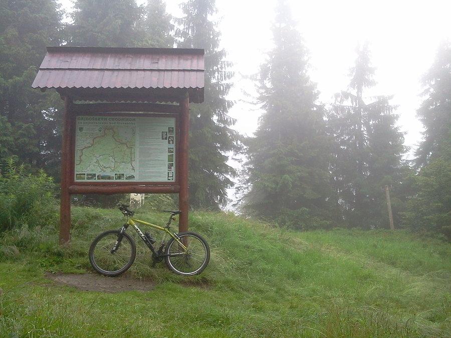 Rozstaj szlakow przy slowackiej mapie