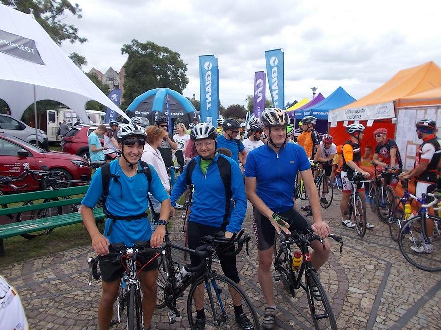 Szymon, Przemek i Miki gotowi do objazdu trasy rowerowej Garmina