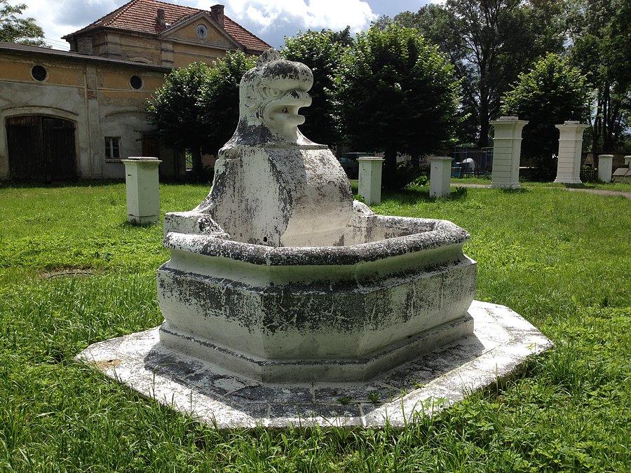 Fontanna w ogrodzie pałacowym